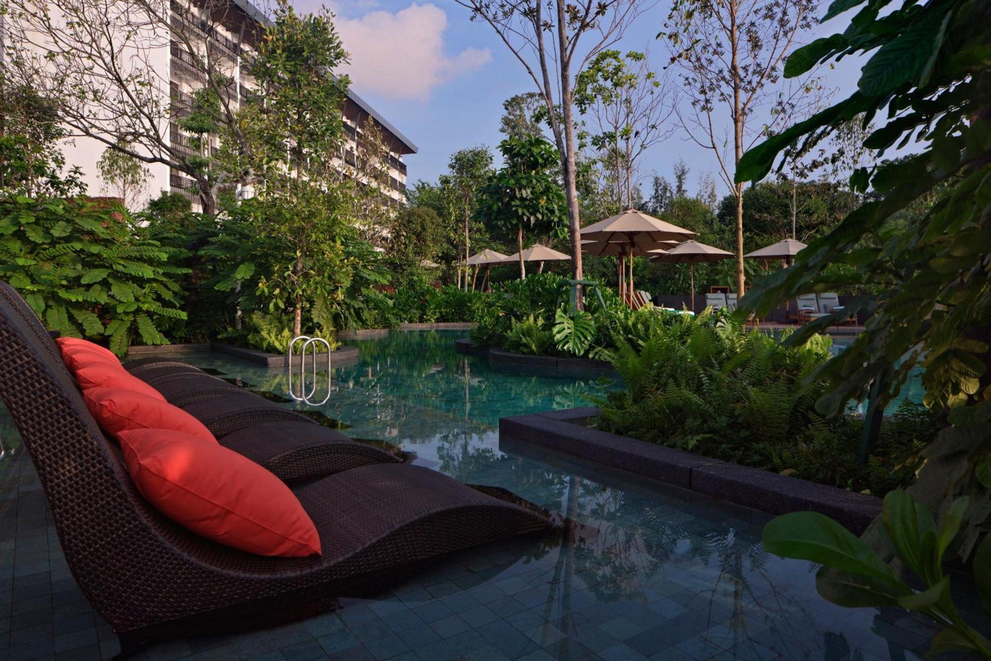 The Westin Desaru Coast Resort Bagian luar foto The swimming pool at the resort