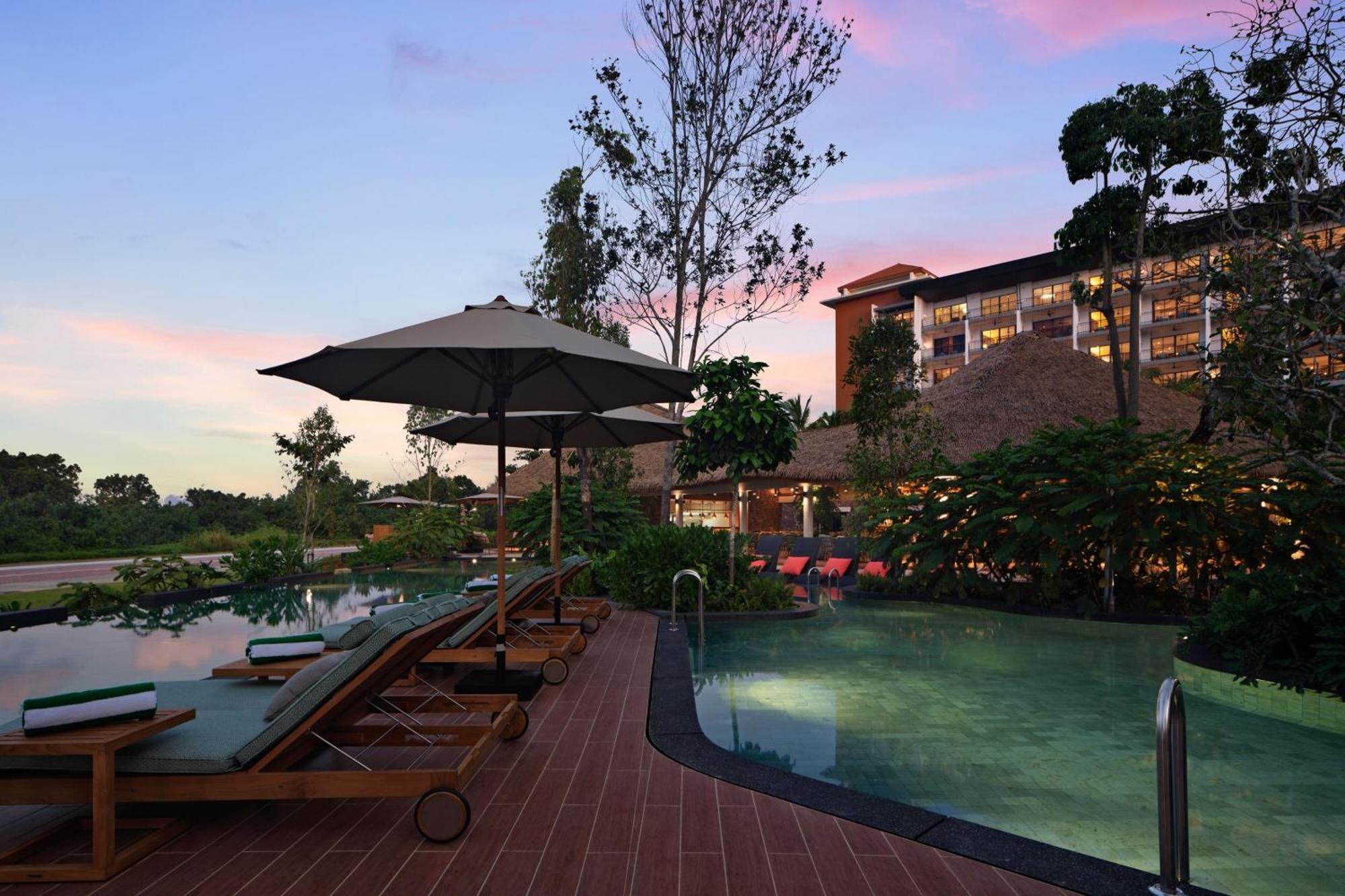 The Westin Desaru Coast Resort Bagian luar foto The swimming pool at the hotel