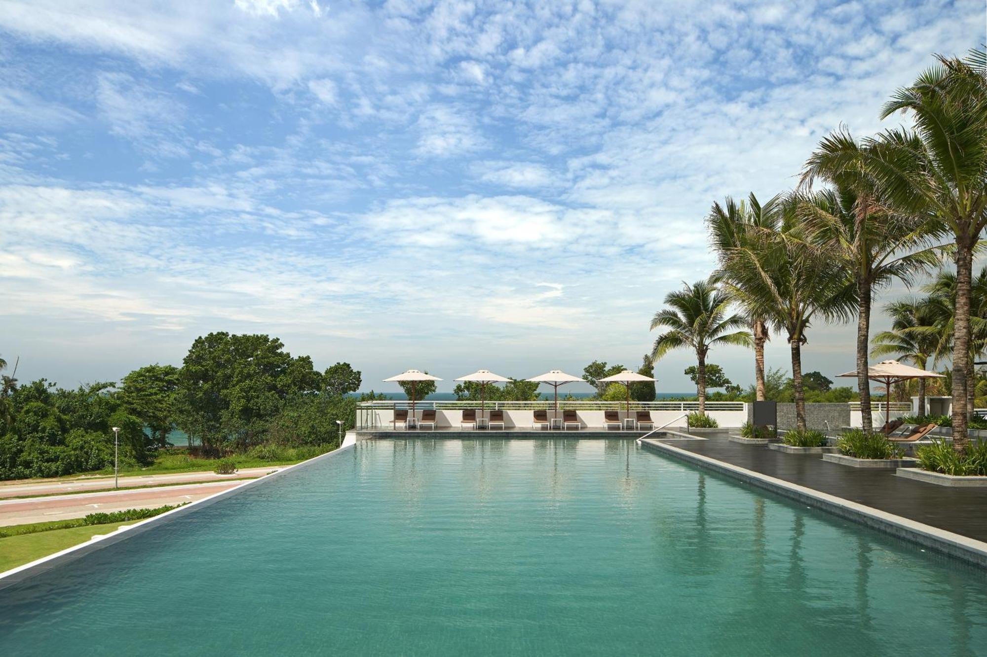 The Westin Desaru Coast Resort Bagian luar foto Infinity pool at the resort