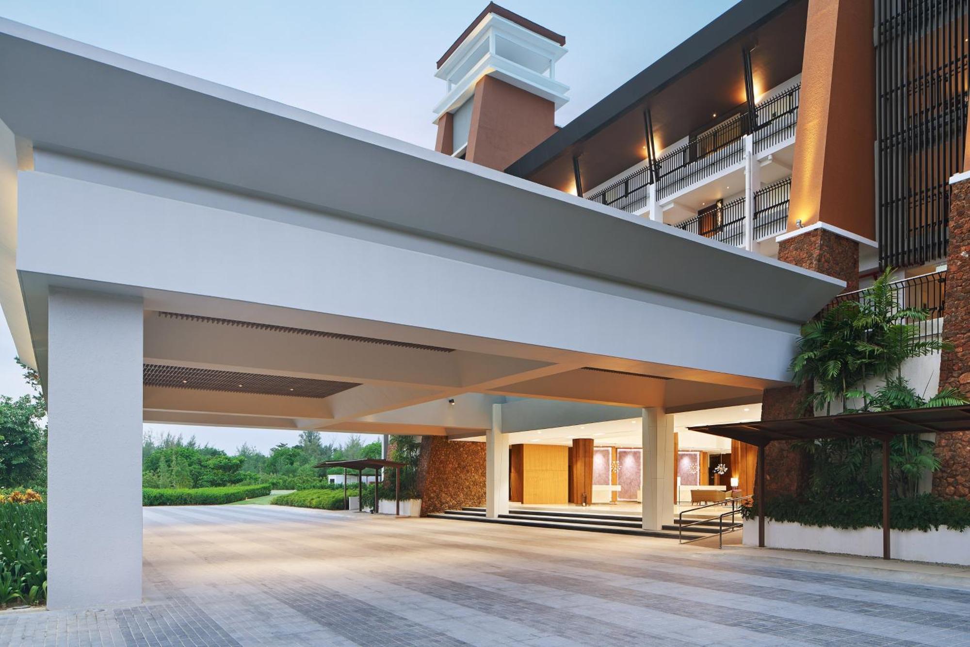 The Westin Desaru Coast Resort Bagian luar foto The hotel's entrance
