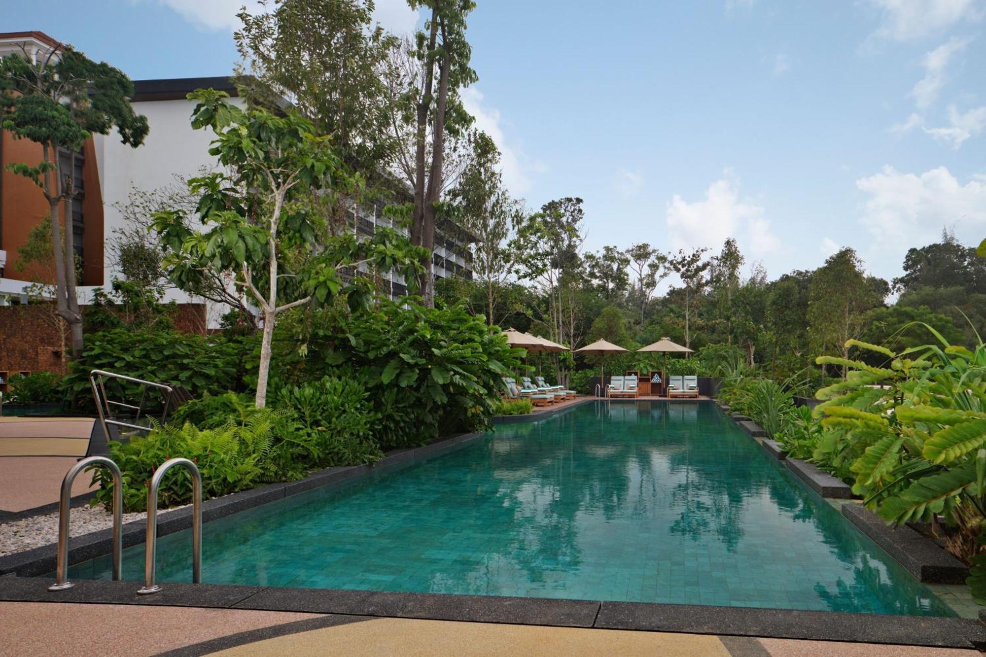 The Westin Desaru Coast Resort Bagian luar foto The swimming pool at the hotel
