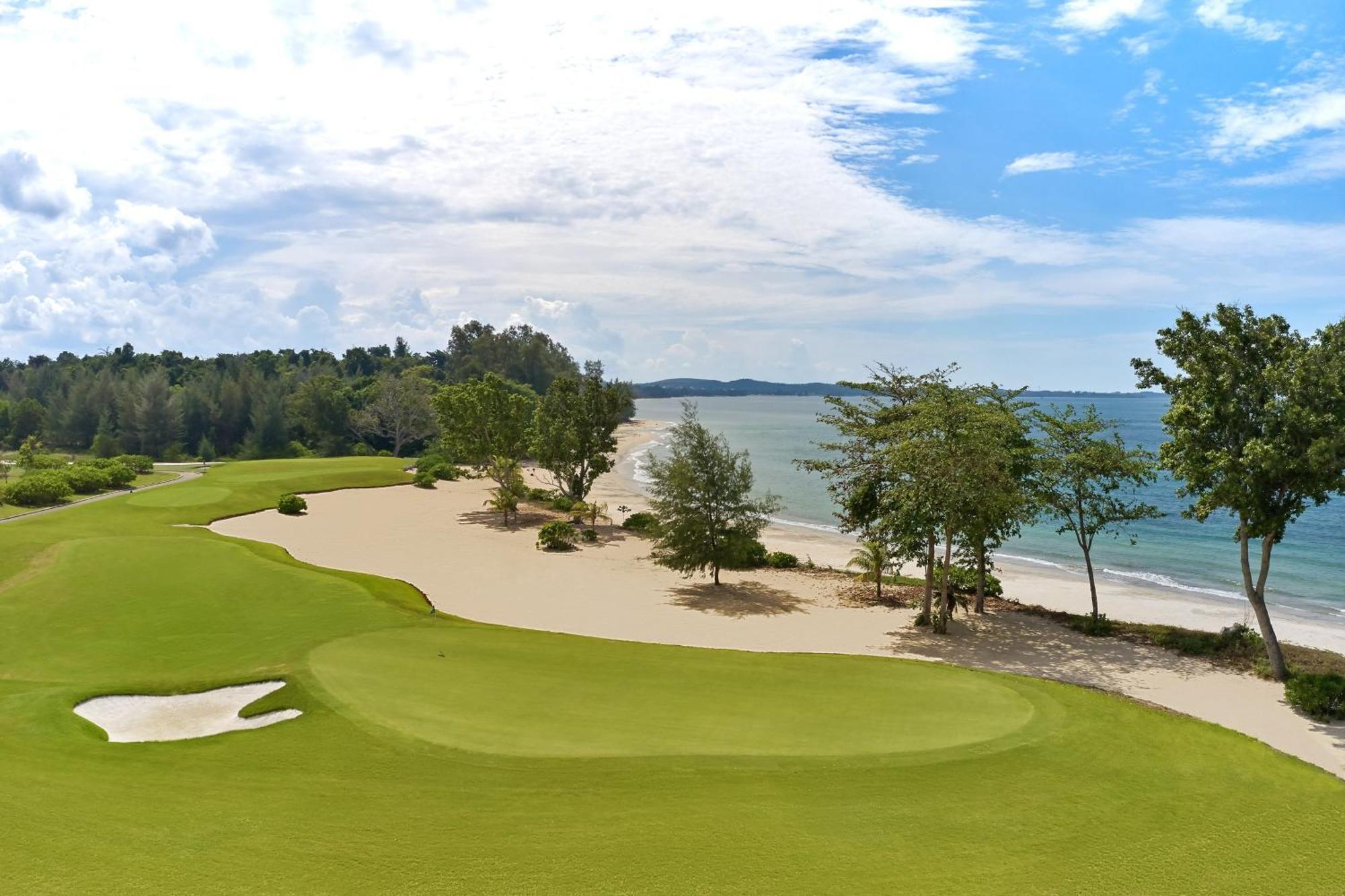 The Westin Desaru Coast Resort Bagian luar foto The 18th green at the Straits Course
